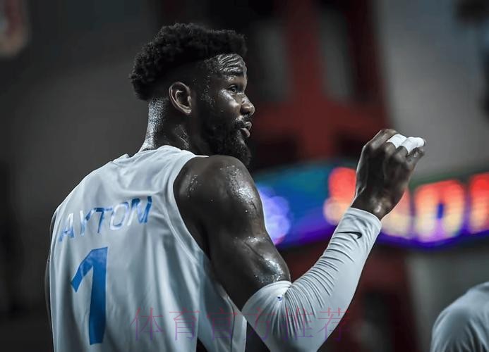 小贾32分+7记三分,艾顿10中10砍25+13,今日最佳你选谁? 小贾32分+7记三分,艾顿10中10砍25+13,今日最佳你选谁?